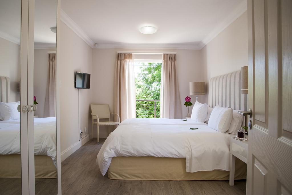 Albarosa Guest House สเตลเลนบอช ภายนอก รูปภาพ