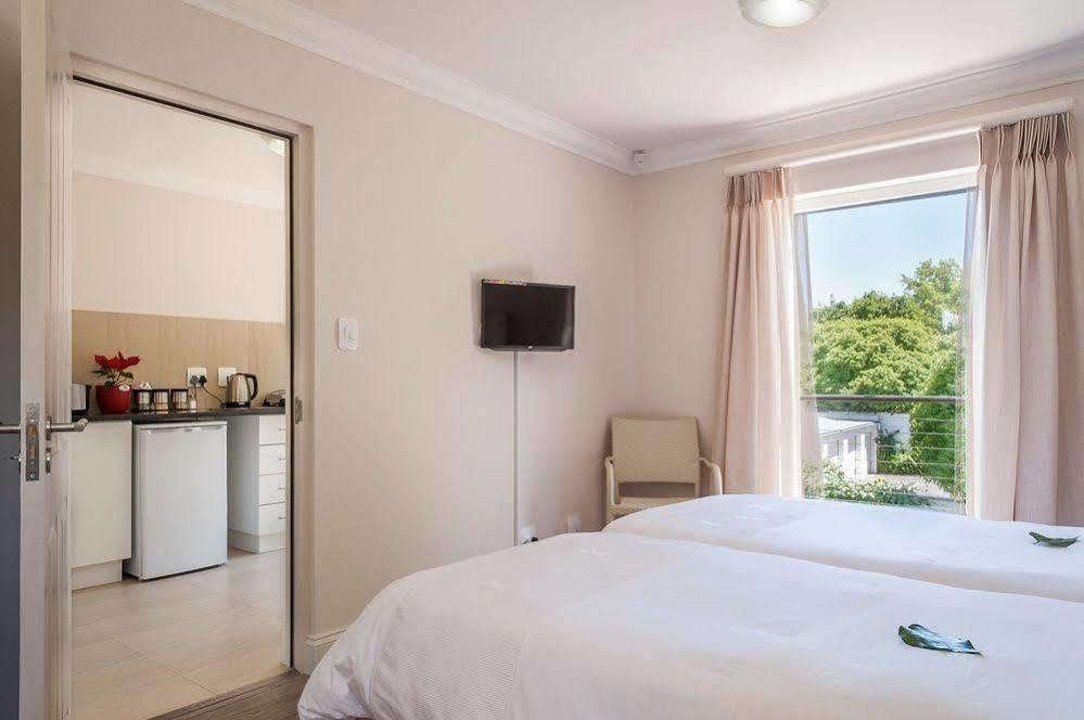 Albarosa Guest House สเตลเลนบอช ภายนอก รูปภาพ